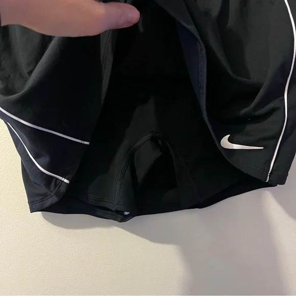 Nike Dri-Fit Women’s Size Medium Black and White Tennis Skort